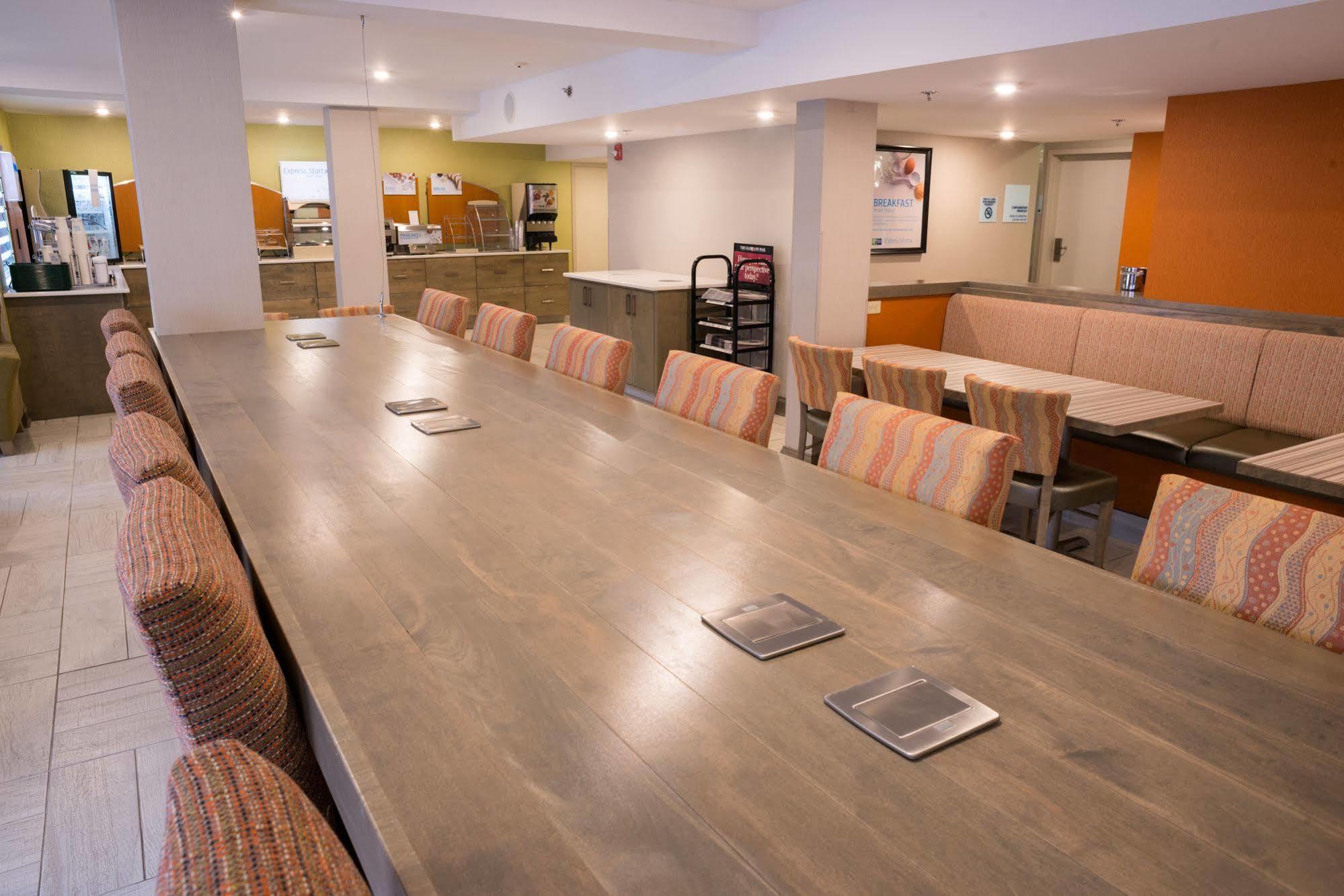 Holiday Inn Express Hotel & Suites Uptown Fredericton By Ihg Esterno foto